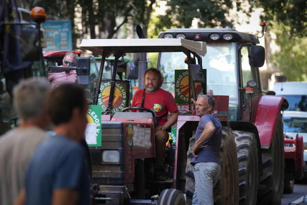 Tractor Rally for Agriculture in Barcelona: Protesters during a rally of tractors from various parts of Catalonia in front of the Government Delegation and statements, on October 14, 2026, in Barcelona, Catalonia, Spain. The demonstration, organized by Unió de Pagesos with the support of Asaja, FCAC, and Revolta Pagesa, denounces the structural crisis in the agricultural sector in Barcelona. October 14, 2026, Spain Copyright: xDavidxZorrakinox 7844575