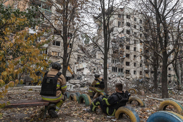 Russian air strike hits residential building in Kramatorsk KRAMATORSK, UKRAINE - OCTOBER 14: Firefighters search for the bodies of two civilians beneath the rubble of a residential building following a Russian air strike in Kramatorsk, Ukraine, on October 14, 2026. Diego Herrera Carcedo Anadolu Kramatorsk Ukraine. Editorial use only. Please get in touch for any other usage.  Copyright: x2026xAnadoluxDiegoxHerreraxCarcedox