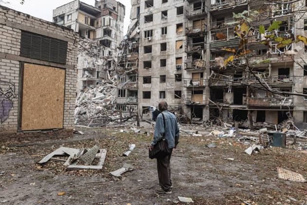 Russian air strike hits residential building in Kramatorsk KRAMATORSK, UKRAINE - OCTOBER 14: A man looks at the damaged buildings following a Russian air strike on a residential building in Kramatorsk, Ukraine, on October 14, 2026. Diego Herrera Carcedo Anadolu Kramatorsk Ukraine. Editorial use only. Please get in touch for any other usage.  Copyright: x2026xAnadoluxDiegoxHerreraxCarcedox