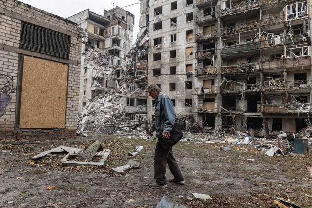 Russian air strike hits residential building in Kramatorsk KRAMATORSK, UKRAINE - OCTOBER 14: A man walks in front of the damaged buildings following a Russian air strike on a residential building in Kramatorsk, Ukraine, on October 14, 2026. Diego Herrera Carcedo Anadolu Kramatorsk Ukraine. Editorial use only. Please get in touch for any other usage.  Copyright: x2026xAnadoluxDiegoxHerreraxCarcedox