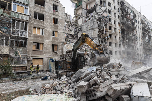 Russian air strike hits residential building in Kramatorsk KRAMATORSK, UKRAINE - OCTOBER 14: A heavy machinery operates as firefighters search for the bodies of two civilians beneath the rubble of a residential building following a Russian air strike in Kramatorsk, Ukraine, on October 14, 2026. Diego Herrera Carcedo Anadolu Kramatorsk Ukraine. Editorial use only. Please get in touch for any other usage.  Copyright: x2026xAnadoluxDiegoxHerreraxCarcedox