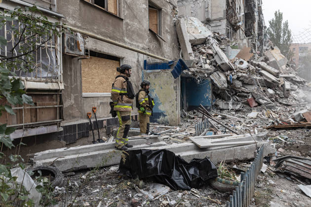 Russian air strike hits residential building in Kramatorsk KRAMATORSK, UKRAINE - OCTOBER 14: Firefighters standing next to a black bundle containing the remains of a civilian found beneath the rubble following a Russian air strike on a residential building in Kramatorsk, Ukraine, on October 14, 2026. Diego Herrera Carcedo Anadolu Kramatorsk Ukraine. Editorial use only. Please get in touch for any other usage.  Copyright: x2026xAnadoluxDiegoxHerreraxCarcedox