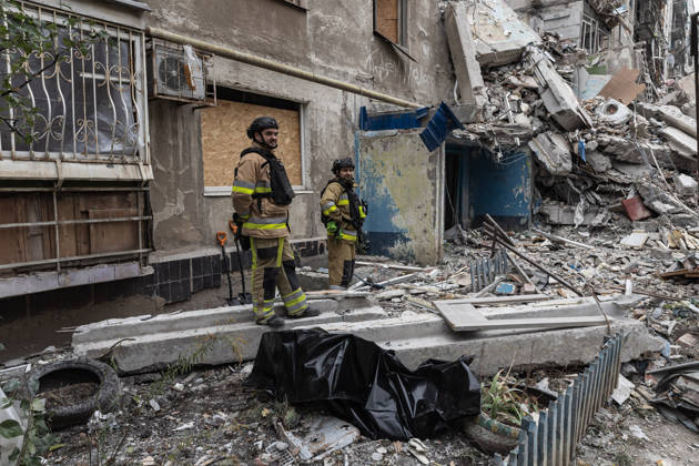 Russian air strike hits residential building in Kramatorsk KRAMATORSK, UKRAINE - OCTOBER 14: Firefighters standing next to a black bundle containing the remains of a civilian found beneath the rubble following a Russian air strike on a residential building in Kramatorsk, Ukraine, on October 14, 2026. Diego Herrera Carcedo Anadolu Kramatorsk Ukraine. Editorial use only. Please get in touch for any other usage.  Copyright: x2026xAnadoluxDiegoxHerreraxCarcedox