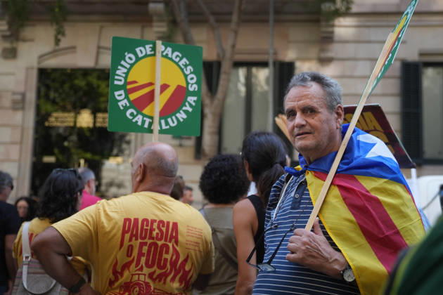 Tractor Rally for Agriculture in Barcelona: Protesters during a rally of tractors from various parts of Catalonia in front of the Government Delegation and statements, on October 14, 2026, in Barcelona, Catalonia, Spain. The demonstration, organized by Unió de Pagesos with the support of Asaja, FCAC, and Revolta Pagesa, denounces the structural crisis in the agricultural sector in Barcelona. October 14, 2026, Spain Copyright: xDavidxZorrakinox 7844600