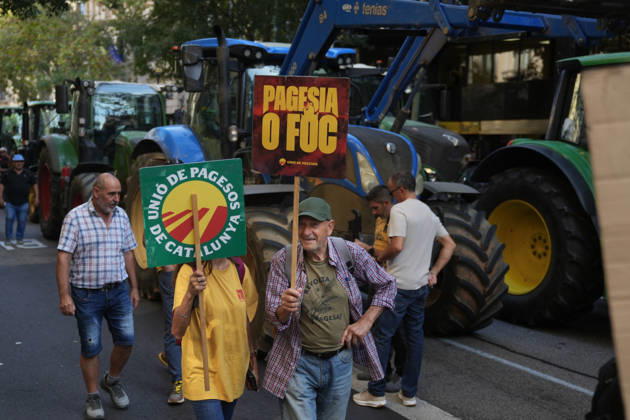Tractor Rally for Agriculture in Barcelona: Protesters during a rally of tractors from various parts of Catalonia in front of the Government Delegation and statements, on October 14, 2026, in Barcelona, Catalonia, Spain. The demonstration, organized by Unió de Pagesos with the support of Asaja, FCAC, and Revolta Pagesa, denounces the structural crisis in the agricultural sector in Barcelona. October 14, 2026, Spain Copyright: xDavidxZorrakinox 7844601