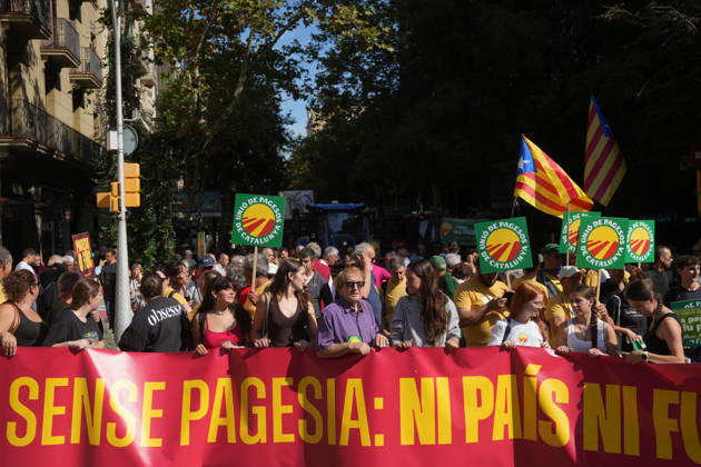 Tractor Rally for Agriculture in Barcelona: Protesters during a rally of tractors from various parts of Catalonia in front of the Government Delegation and statements, on October 14, 2026, in Barcelona, Catalonia, Spain. The demonstration, organized by Unió de Pagesos with the support of Asaja, FCAC, and Revolta Pagesa, denounces the structural crisis in the agricultural sector in Barcelona. October 14, 2026, Spain Copyright: xDavidxZorrakinox 7844603