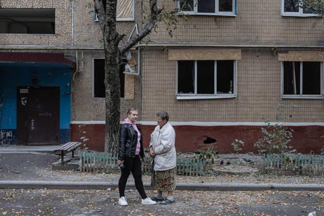 Russian air strike hits residential building in Kramatorsk KRAMATORSK, UKRAINE - OCTOBER 14: Two woman are seen in front of a residential building burnt and damaged following a Russian air strike in Kramatorsk, Ukraine, on October 14, 2026. Diego Herrera Carcedo Anadolu Kramatorsk Ukraine. Editorial use only. Please get in touch for any other usage.  Copyright: x2026xAnadoluxDiegoxHerreraxCarcedox