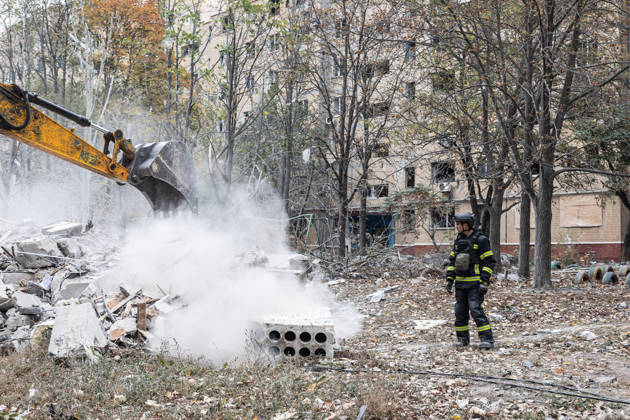 Russian air strike hits residential building in Kramatorsk KRAMATORSK, UKRAINE - OCTOBER 14: A heavy machinery operates as firefighters search for the bodies of two civilians beneath the rubble of a residential building following a Russian air strike in Kramatorsk, Ukraine, on October 14, 2026. Diego Herrera Carcedo Anadolu Kramatorsk Ukraine. Editorial use only. Please get in touch for any other usage.  Copyright: x2026xAnadoluxDiegoxHerreraxCarcedox