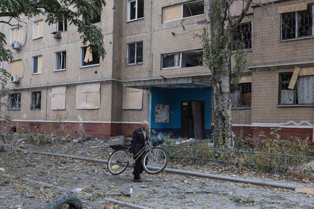 Russian air strike hits residential building in Kramatorsk KRAMATORSK, UKRAINE - OCTOBER 14: A man with his bicycle passes by a residential building damaged following a Russian air strike in Kramatorsk, on October 14, 2026. Diego Herrera Carcedo Anadolu Kramatorsk Ukraine. Editorial use only. Please get in touch for any other usage.  Copyright: x2026xAnadoluxDiegoxHerreraxCarcedox
