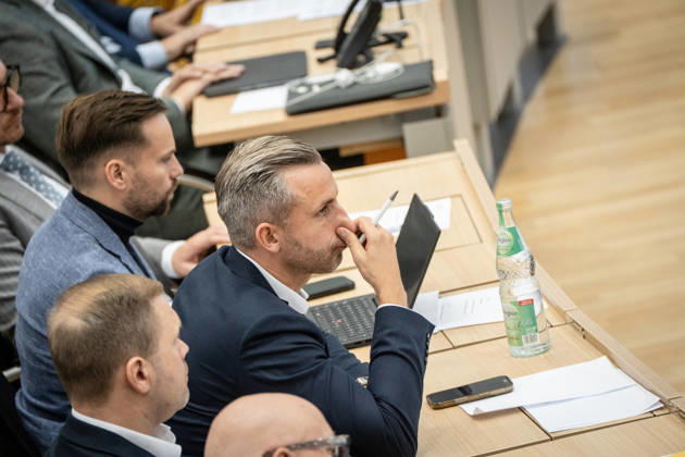 Ulrich Siegmund, AfD-Abgeordneter, während der Debatte;Landtagssitzung Oktober 2026 (II) Sondersitzung auf Antrag von AfD und BSW zum Thema Frieden in der Ukraine schaffen, Magdeburg Sachsen-Anhalt Deutschland Landtag