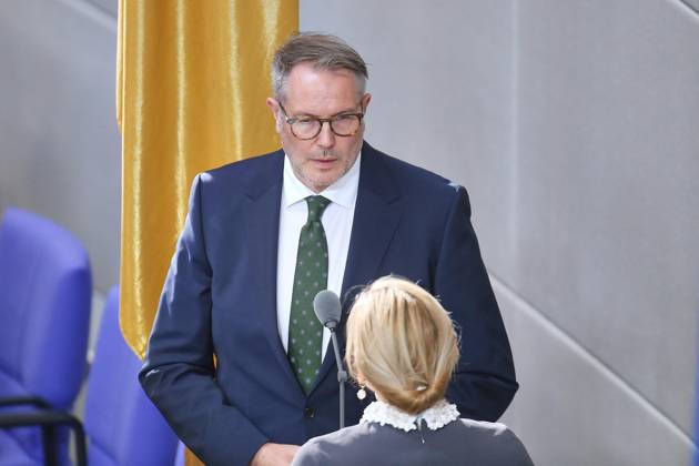 Berlin, Deutschland, 14.10.2026: Deutscher Bundestag: 101. Bundestagssitzung: Bundesminister für Arbeit und Soziales Alexander Schweitzer (SPD) legt seinen Amtseid vor Bundestagspräsidentin Julia Klöckner (CDU) ab Copyright: xdtsxNachrichtenagenturx dts_138743