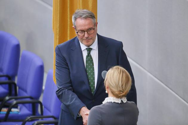 Berlin, Deutschland, 14.10.2026: Deutscher Bundestag: 101. Bundestagssitzung: Bundesminister für Arbeit und Soziales Alexander Schweitzer (SPD) legt seinen Amtseid vor Bundestagspräsidentin Julia Klöckner (CDU) ab Copyright: xdtsxNachrichtenagenturx dts_138751