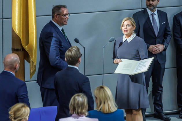 Bundestag Vereidigung von Alexander Schweitzer (SPD), Bundesminister fuer Arbeit und Soziales durch Bundestagspraesidentin Julia Kloeckner im Deutschen Bundestag am 10.10.26 in Berlin. Berlin Berlin Deutschland Bundestag