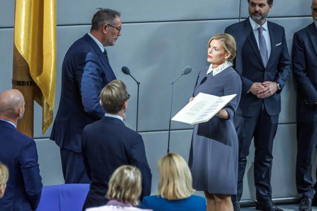 Bundestag Vereidigung von Alexander Schweitzer (SPD), Bundesminister fuer Arbeit und Soziales durch Bundestagspraesidentin Julia Kloeckner im Deutschen Bundestag am 10.10.26 in Berlin. Berlin Berlin Deutschland Bundestag