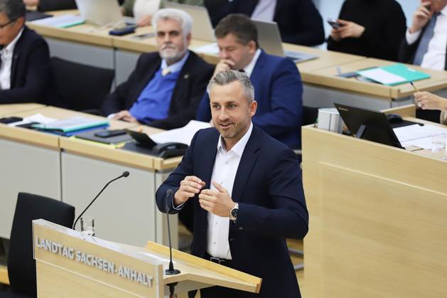 Magdeburg, Sachsen-Anhalt, Deutschland, 14.10.2026: Landtag: Sondersitzung: Ulrich Siegmund, AfD, hält eine Rede zur Einbringung eines gemeinsamen Antrags mit dem BSW, sich für Friedensgespräche im Ukraine-Krieg einzusetzen. Im Hintergrund der geschäftsführende Ministerpräsident Sven Schulze, CDU. Copyright: xdtsxNachrichtenagenturx dts_138755