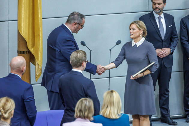 Bundestag Vereidigung von Alexander Schweitzer (SPD), Bundesminister fuer Arbeit und Soziales durch Bundestagspraesidentin Julia Kloeckner im Deutschen Bundestag am 10.10.26 in Berlin. Berlin Berlin Deutschland Bundestag