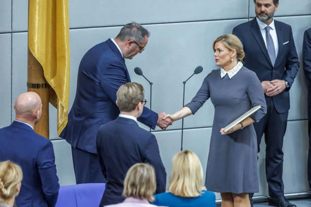 Bundestag Vereidigung von Alexander Schweitzer (SPD), Bundesminister fuer Arbeit und Soziales durch Bundestagspraesidentin Julia Kloeckner im Deutschen Bundestag am 10.10.26 in Berlin. Berlin Berlin Deutschland Bundestag