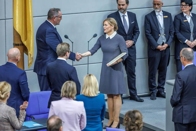 Bundestag Vereidigung von Alexander Schweitzer (SPD), Bundesminister fuer Arbeit und Soziales durch Bundestagspraesidentin Julia Kloeckner im Deutschen Bundestag am 10.10.26 in Berlin. Berlin Berlin Deutschland Bundestag