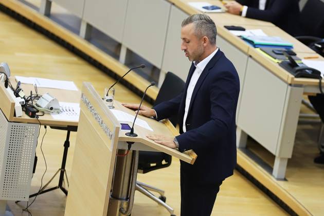 Magdeburg, Sachsen-Anhalt, Deutschland, 14.10.2026: Landtag: Sondersitzung: Ulrich Siegmund, AfD, hält eine Rede zur Einbringung eines gemeinsamen Antrags mit dem BSW, sich für Friedensgespräche im Ukraine-Krieg einzusetzen. Copyright: xdtsxNachrichtenagenturx dts_138756