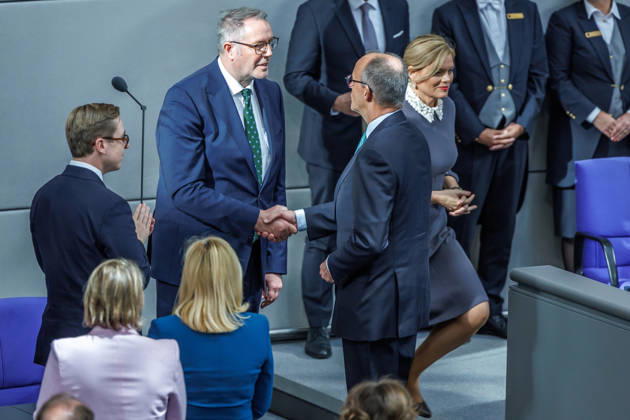 Bundestag Bundeskanzler Friedrich Merz (CDU) und Alexander Schweitzer (SPD), Bundesminister fuer Arbeit und Soziales nach der Vereidugung im Deutschen Bundestag am 10.10.26 in Berlin. Berlin Berlin Deutschland Bundestag