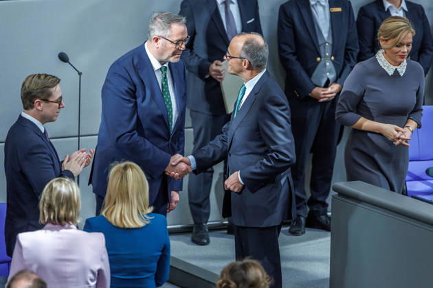 Bundestag Bundeskanzler Friedrich Merz (CDU) und Alexander Schweitzer (SPD), Bundesminister fuer Arbeit und Soziales nach der Vereidugung im Deutschen Bundestag am 10.10.26 in Berlin. Berlin Berlin Deutschland Bundestag