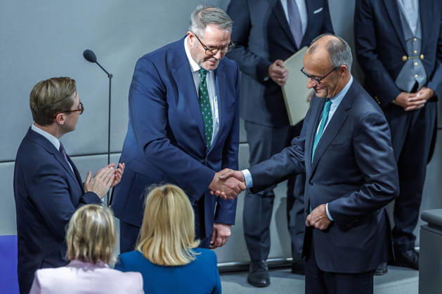 Bundestag Bundeskanzler Friedrich Merz (CDU) und Alexander Schweitzer (SPD), Bundesminister fuer Arbeit und Soziales nach der Vereidugung im Deutschen Bundestag am 10.10.26 in Berlin. Berlin Berlin Deutschland Bundestag