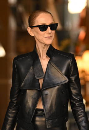 Céline Dion greets her fans as she leaves theRoyal Monceau Hotel in Paris before heading to the La Plénitude Arena in Paris La Défense to continue her concert series on October 14, 2026. Pierre Perusseau, Bestimage. Céline Dion greets fans as she leaves the Royal Monceau Hotel in Paris before heading to the La Plénitude Arena in Paris La Défense to continue her concert series on October 14, 2026, Paris, France  Copyright: xPierrexPerusseaux xBestimagexPierrexPerusseaux xBestimagex