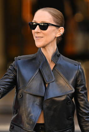 Céline Dion greets her fans as she leaves theRoyal Monceau Hotel in Paris before heading to the La Plénitude Arena in Paris La Défense to continue her concert series on October 14, 2026. Pierre Perusseau, Bestimage. Céline Dion greets fans as she leaves the Royal Monceau Hotel in Paris before heading to the La Plénitude Arena in Paris La Défense to continue her concert series on October 14, 2026, Paris, France  Copyright: xPierrexPerusseaux xBestimagexPierrexPerusseaux xBestimagex