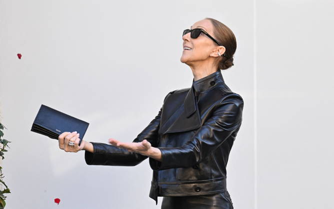 Céline Dion greets her fans as she leaves theRoyal Monceau Hotel in Paris before heading to the La Plénitude Arena in Paris La Défense to continue her concert series on October 14, 2026. Pierre Perusseau, Bestimage. Céline Dion greets fans as she leaves the Royal Monceau Hotel in Paris before heading to the La Plénitude Arena in Paris La Défense to continue her concert series on October 14, 2026, Paris, France  Copyright: xPierrexPerusseaux xBestimagexPierrexPerusseaux xBestimagex