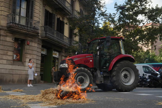 Tractor Rally for Agriculture in Barcelona: Protesters during a rally of tractors from various parts of Catalonia in front of the Government Delegation and statements, on October 14, 2026, in Barcelona, Catalonia, Spain. The demonstration, organized by Unió de Pagesos with the support of Asaja, FCAC, and Revolta Pagesa, denounces the structural crisis in the agricultural sector in Barcelona. October 14, 2026, Spain Copyright: xDavidxZorrakinox 7844767