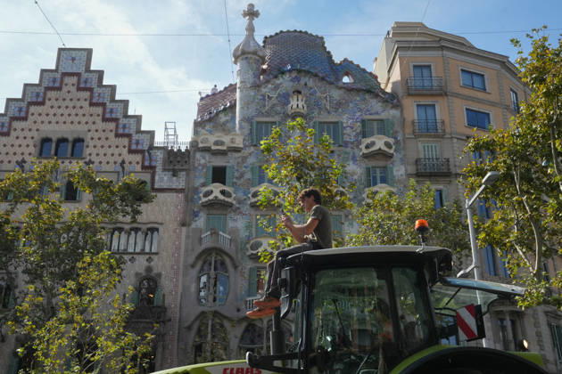 Tractor Rally for Agriculture in Barcelona: Protesters during a rally of tractors from various parts of Catalonia in front of the Government Delegation and statements, on October 14, 2026, in Barcelona, Catalonia, Spain. The demonstration, organized by Unió de Pagesos with the support of Asaja, FCAC, and Revolta Pagesa, denounces the structural crisis in the agricultural sector in Barcelona. October 14, 2026, Spain Copyright: xDavidxZorrakinox 7844771
