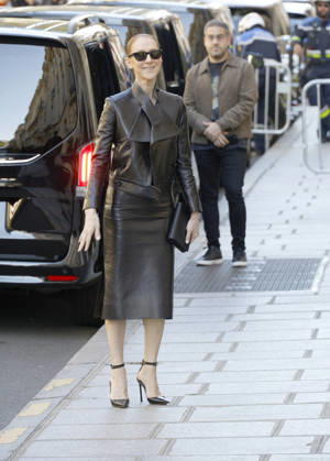 Céline Dion greets her fans as she leaves theRoyal Monceau Hotel in Paris before heading to the La Plénitude Arena at Paris La Défense to continue her concert series on October 14, 2026 Christophe Aubert Bestimage Céline Dion greets fans as she leaves the Royal Monceau Hotel in Paris before heading to the La Plénitude Arena at Paris La Défense to continue her concert series on October 14, 2026, Paris, France  Copyright: xChristophexAubertx xBestimagexChristophexAubertx xBestimagex