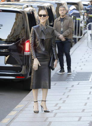 Céline Dion greets her fans as she leaves theRoyal Monceau Hotel in Paris before heading to the La Plénitude Arena at Paris La Défense to continue her concert series on October 14, 2026 Christophe Aubert Bestimage Céline Dion greets fans as she leaves the Royal Monceau Hotel in Paris before heading to the La Plénitude Arena at Paris La Défense to continue her concert series on October 14, 2026, Paris, France  Copyright: xChristophexAubertx xBestimagexChristophexAubertx xBestimagex