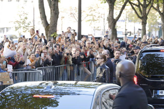 Céline Dion greets her fans as she leaves theRoyal Monceau Hotel in Paris before heading to the La Plénitude Arena at Paris La Défense to continue her concert series on October 14, 2026 Christophe Aubert Bestimage Céline Dion greets fans as she leaves the Royal Monceau Hotel in Paris before heading to the La Plénitude Arena at Paris La Défense to continue her concert series on October 14, 2026, Paris, France  Copyright: xChristophexAubertx xBestimagexChristophexAubertx xBestimagex
