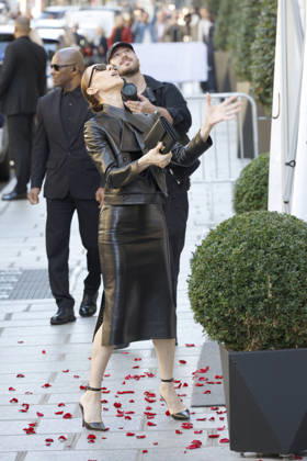 Céline Dion greets her fans as she leaves theRoyal Monceau Hotel in Paris before heading to the La Plénitude Arena at Paris La Défense to continue her concert series on October 14, 2026 Christophe Aubert Bestimage Céline Dion greets fans as she leaves the Royal Monceau Hotel in Paris before heading to the La Plénitude Arena at Paris La Défense to continue her concert series on October 14, 2026, Paris, France  Copyright: xChristophexAubertx xBestimagexChristophexAubertx xBestimagex