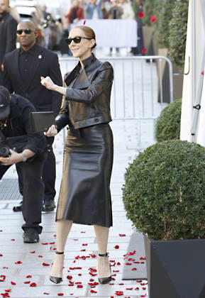 Céline Dion greets her fans as she leaves theRoyal Monceau Hotel in Paris before heading to the La Plénitude Arena at Paris La Défense to continue her concert series on October 14, 2026 Christophe Aubert Bestimage Céline Dion greets fans as she leaves the Royal Monceau Hotel in Paris before heading to the La Plénitude Arena at Paris La Défense to continue her concert series on October 14, 2026, Paris, France  Copyright: xChristophexAubertx xBestimagexChristophexAubertx xBestimagex