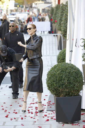Céline Dion greets her fans as she leaves theRoyal Monceau Hotel in Paris before heading to the La Plénitude Arena at Paris La Défense to continue her concert series on October 14, 2026 Christophe Aubert Bestimage Céline Dion greets fans as she leaves the Royal Monceau Hotel in Paris before heading to the La Plénitude Arena at Paris La Défense to continue her concert series on October 14, 2026, Paris, France  Copyright: xChristophexAubertx xBestimagexChristophexAubertx xBestimagex