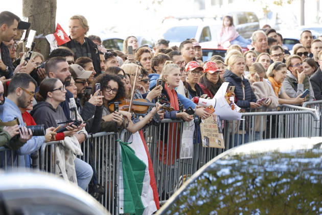 Céline Dion greets her fans as she leaves theRoyal Monceau Hotel in Paris before heading to the La Plénitude Arena at Paris La Défense to continue her concert series on October 14, 2026 Christophe Aubert Bestimage Céline Dion greets fans as she leaves the Royal Monceau Hotel in Paris before heading to the La Plénitude Arena at Paris La Défense to continue her concert series on October 14, 2026, Paris, France  Copyright: xChristophexAubertx xBestimagexChristophexAubertx xBestimagex