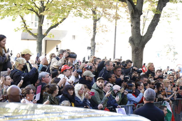 Céline Dion greets her fans as she leaves theRoyal Monceau Hotel in Paris before heading to the La Plénitude Arena at Paris La Défense to continue her concert series on October 14, 2026 Christophe Aubert Bestimage Céline Dion greets fans as she leaves the Royal Monceau Hotel in Paris before heading to the La Plénitude Arena at Paris La Défense to continue her concert series on October 14, 2026, Paris, France  Copyright: xChristophexAubertx xBestimagexChristophexAubertx xBestimagex