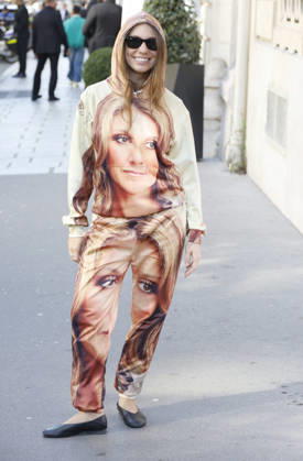 A Céline Dion fan outside theRoyal Monceau Hotel in Paris before heading to the Paris La Défense Arena to continue her concert series on October 14, 2026 Christophe Aubert Bestimage A Céline Dion fan outside the Royal Monceau Hotel in Paris before heading to the Paris La Défense Arena to continue her concert series on October 14, 2026, Paris, France  Copyright: xChristophexAubertx xBestimagexChristophexAubertx xBestimagex