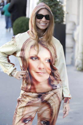 A Céline Dion fan outside theRoyal Monceau Hotel in Paris before heading to the Paris La Défense Arena to continue her concert series on October 14, 2026 Christophe Aubert Bestimage A Céline Dion fan outside the Royal Monceau Hotel in Paris before heading to the Paris La Défense Arena to continue her concert series on October 14, 2026, Paris, France  Copyright: xChristophexAubertx xBestimagexChristophexAubertx xBestimagex