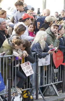 Céline Dion greets her fans as she leaves theRoyal Monceau Hotel in Paris before heading to the La Plénitude Arena at Paris La Défense to continue her concert series on October 14, 2026 Christophe Aubert Bestimage Céline Dion greets fans as she leaves the Royal Monceau Hotel in Paris before heading to the La Plénitude Arena at Paris La Défense to continue her concert series on October 14, 2026, Paris, France  Copyright: xChristophexAubertx xBestimagexChristophexAubertx xBestimagex