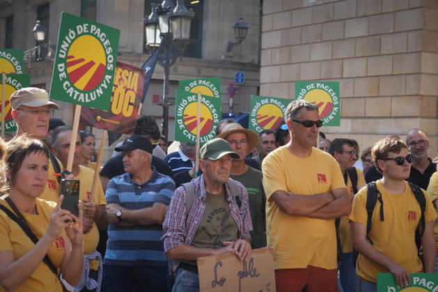 Tractor Rally for Agriculture in Barcelona: Protesters during a rally of tractors from various parts of Catalonia in front of the Government Delegation and statements, on October 14, 2026, in Barcelona, Catalonia, Spain. The demonstration, organized by Unió de Pagesos with the support of Asaja, FCAC, and Revolta Pagesa, denounces the structural crisis in the agricultural sector in Barcelona. OCTOBER 14, 2026, Spain Copyright: xDavidxZorrakinox 7844969