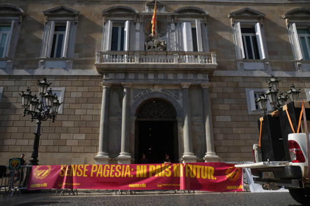 Tractor Rally for Agriculture in Barcelona: Protesters during a rally of tractors from various parts of Catalonia in front of the Government Delegation and statements, on October 14, 2026, in Barcelona, Catalonia, Spain. The demonstration, organized by Unió de Pagesos with the support of Asaja, FCAC, and Revolta Pagesa, denounces the structural crisis in the agricultural sector in Barcelona. OCTOBER 14, 2026, Spain Copyright: xDavidxZorrakinox 7844967