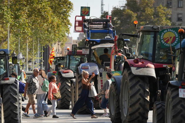 Tractor Rally for Agriculture in Barcelona: Protesters during a rally of tractors from various parts of Catalonia in front of the Government Delegation and statements, on October 14, 2026, in Barcelona, Catalonia, Spain. The demonstration, organized by Unió de Pagesos with the support of Asaja, FCAC, and Revolta Pagesa, denounces the structural crisis in the agricultural sector in Barcelona. October 14, 2026, Spain  Copyright: xDavidxZorrakinox 7844996