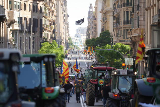 Tractor Rally for Agriculture in Barcelona: Protesters during a rally of tractors from various parts of Catalonia in front of the Government Delegation and statements, on October 14, 2026, in Barcelona, Catalonia, Spain. The demonstration, organized by Unió de Pagesos with the support of Asaja, FCAC, and Revolta Pagesa, denounces the structural crisis in the agricultural sector in Barcelona. OCTOBER 14, 2026, Spain  Copyright: xDavidxZorrakinox 7844998