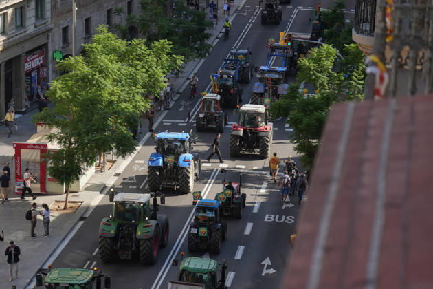Tractor Rally for Agriculture in Barcelona: Protesters during a rally of tractors from various parts of Catalonia in front of the Government Delegation and statements, on October 14, 2026, in Barcelona, Catalonia, Spain. The demonstration, organized by Unió de Pagesos with the support of Asaja, FCAC, and Revolta Pagesa, denounces the structural crisis in the agricultural sector in Barcelona. OCTOBER 14, 2026, Spain  Copyright: xDavidxZorrakinox 7844999