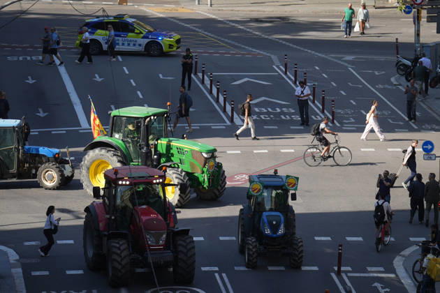 Tractor Rally for Agriculture in Barcelona: Protesters during a rally of tractors from various parts of Catalonia in front of the Government Delegation and statements, on October 14, 2026, in Barcelona, Catalonia, Spain. The demonstration, organized by Unió de Pagesos with the support of Asaja, FCAC, and Revolta Pagesa, denounces the structural crisis in the agricultural sector in Barcelona. OCTOBER 14, 2026, Spain  Copyright: xDavidxZorrakinox 7845002