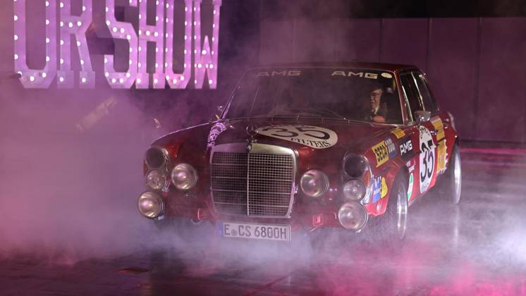 Carwalk zur Essen Motor Show - Große Fotostrecke der spektakulären Autos ** NUR FÜR REDAKTIONELLE ZWECKE ** EDITORIAL USE ONLY **<p>Mercedes-Benz 300 SEL 6.8 AMG zur Essen Motor Show am 14. Okotber 2026 in der Messe Essen in Essen-Rüttenscheid. Deutschland Nordrhein-Westfalen Essen Copyright: ChristofxKöpsel