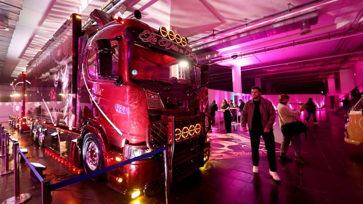 Carwalk zur Essen Motor Show - Große Fotostrecke der spektakulären Autos ** NUR FÜR REDAKTIONELLE ZWECKE ** EDITORIAL USE ONLY **<p>Scania R 770 ,La Vida es Bella zur Essen Motor Show am 14. Okotber 2026 in der Messe Essen in Essen-Rüttenscheid. Deutschland Nordrhein-Westfalen Essen Copyright: ChristofxKöpsel